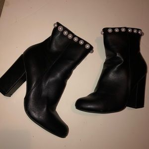 Bamboo Block Heel Pearl Accent Ankle Bootie Sz 7